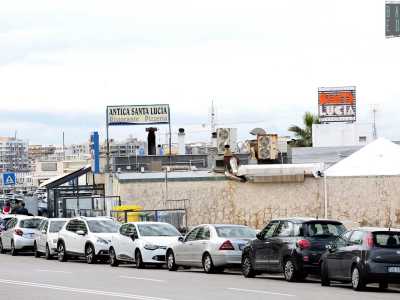 Giungiamo nel quartiere di San Cataldo, l� dove affacciati sull�Adriatico si trovano due ristoranti di pesce: �L�Antica Santa Lucia� e �Le Terrazze del Santa Lucia�. Il nome simile tradisce la loro storia comune: si tratta infatti di due locali nati nel 1980 dalla divisione dello storico ristorante �Santa Lucia�